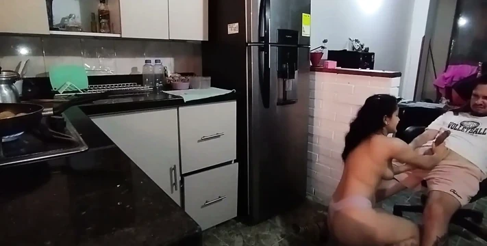 Ona nasıl giyindiğini bakarak mastürbasyon yaptım ve tüm yarağımı emmeye dayanamadı