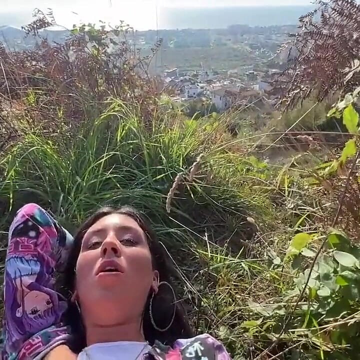İşeyen bir kızı yakaladım ve sikişmek için dağa götürdü