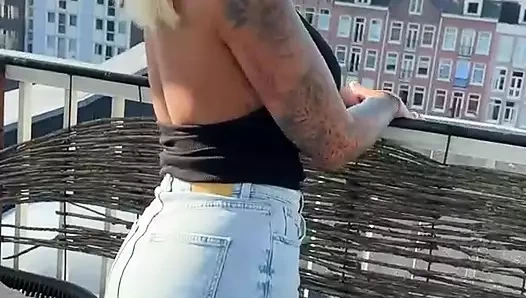 Uzun boylu sarışın bebek Cameron Cohen becerilerini gösteriyor