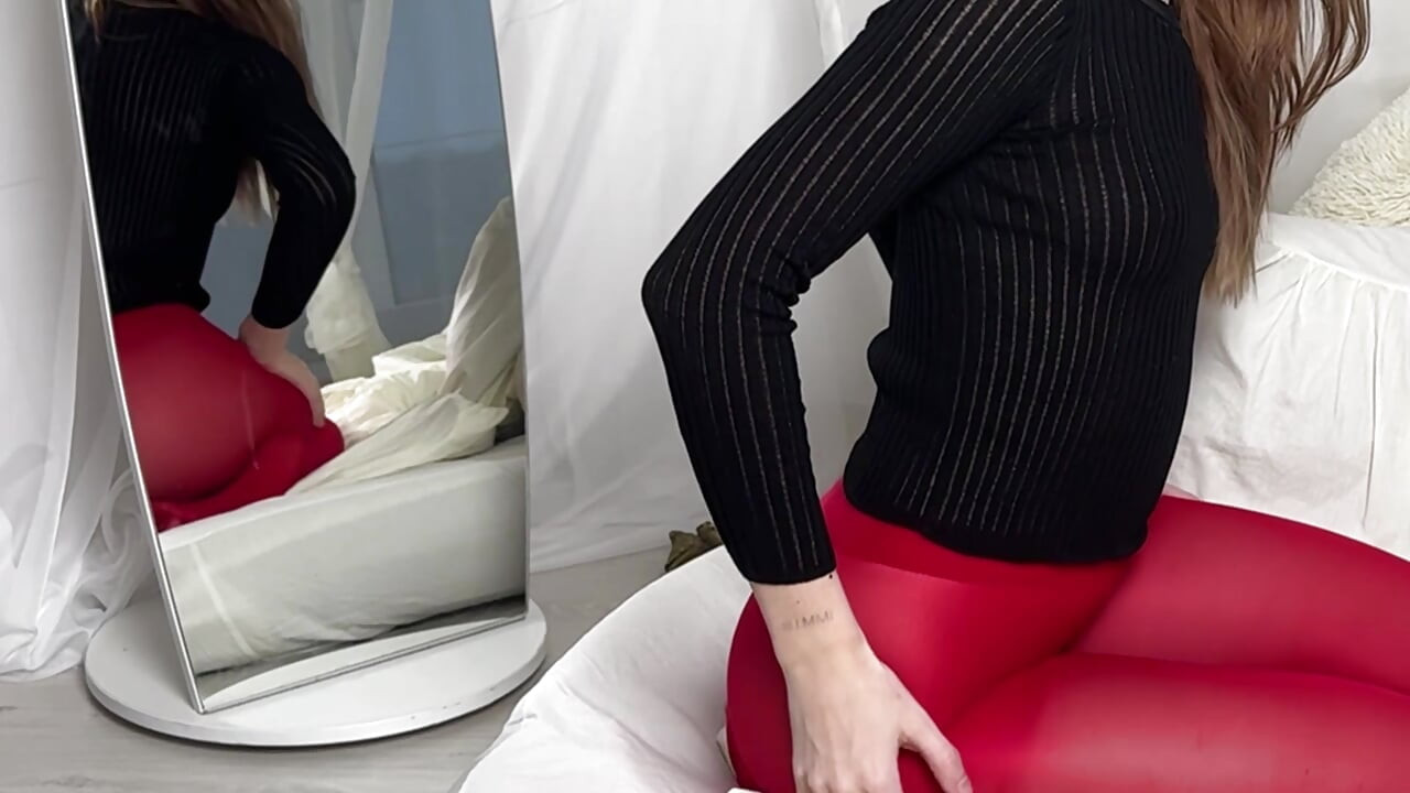 Külotsuz sıkı kırmızı taytla esnetiliyor