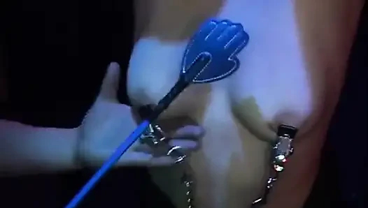Devot köle sürtük efendisi tarafından sıkı hakimiyetin tadını çıkarıyor