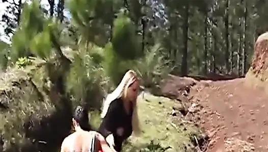 İki yaramaz Alman kız ormanda büyük bir döl paylaşmayı seviyor