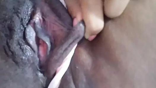 KOMIK GENÇ KıZ PARTI YAPıYOR VE DÖRT AYAK ÜSTÜNE ÇıKıYOR VE MASTÜRBASYON YAPıYOR KENDINE ÇOK IYI DOKUNUYOR