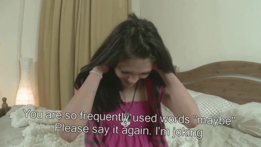 Genç ve taze bir vücuda sahip sıcak Rus esmer, büyük bir penis tarafından sertçe sevişiyor