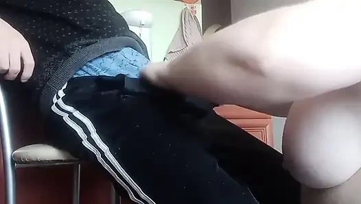 Şişman bir kadın çıplak mutfakta boşalmak için yarağımı sıvazlıyor