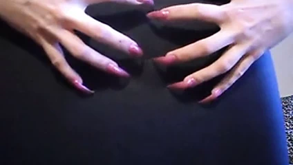 Uzun keskin tırnaklar sandalyede iz bırakır