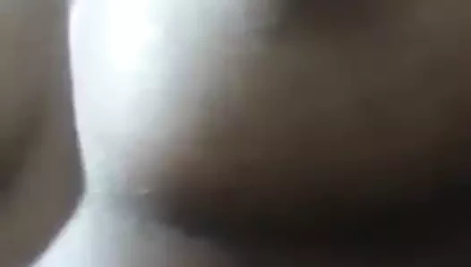 Sri lankalı kız göğüslerini gösteriyor