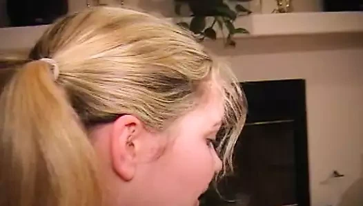 Yaramaz hatun onu sikmeden önce yarağını emiyor