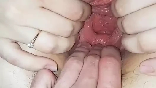 Üvey kız kardeşim onu elle siktiğimde buna bayılıyor