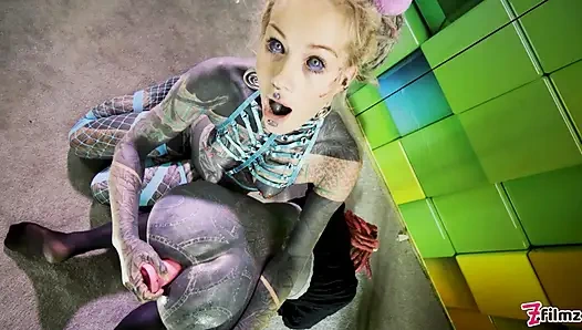 Büyük dövmeli trans Lily Lu anal yumrukla sikiliyor