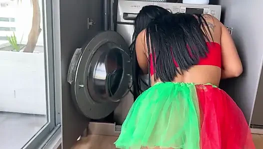 Evde farklı bir Noel hala çamaşır makinesine girdim ve babam kurtarmaya gitti