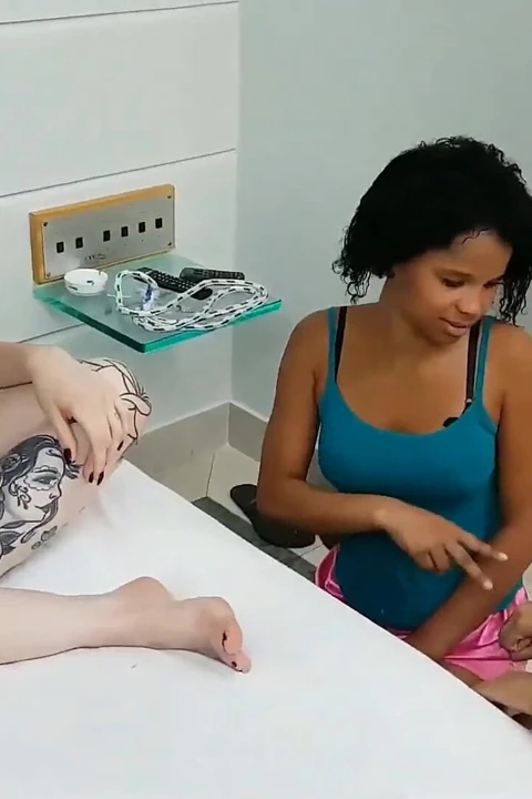 Baskın lezbiyen kız arkadaş sadık kız tapınma tarafından ayakları yalanıyor