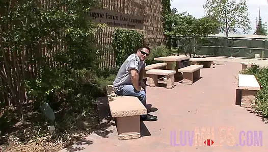 Büyük memeli orta yaşlı seksi kadın yabancıların yarağını alıyor ve yüzüne boşalıyor
