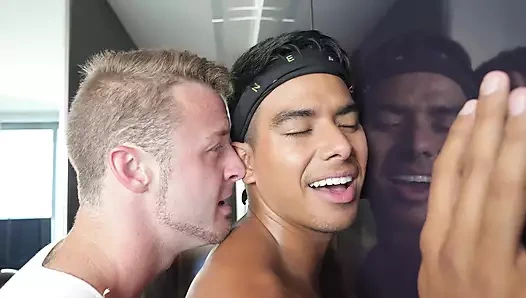 Antrenman arkadaşları terli yaraklarla oynuyor