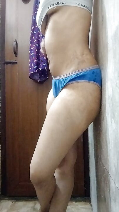 Bhen ki navel  ko nahate hue dekha