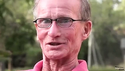 75 yaşındaki yaşlı adama karşı 20 yaşındaki genç!! güzel anal!!