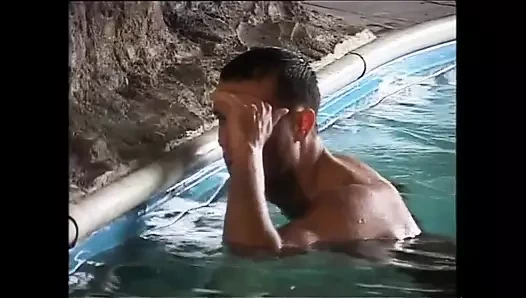 Genç zenci kız büyük yarakla dev göğüslerine sikiliyor ve boşalıyor