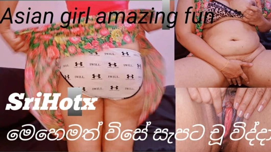 Seksi kız parmaklıyor ve işiyor