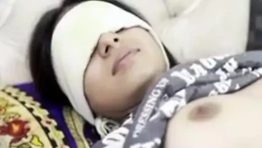 Sevimli Hintli kızlar çıplak vücudunu gösteriyor