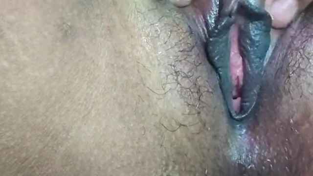 Seksi Hintli köylü kadın amcığını parmaklıyor