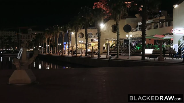 Blackedraw - обожающая большой черный член красотка получает двойную команду