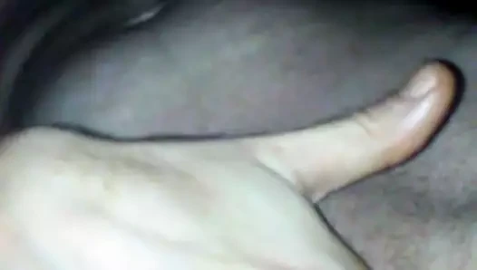 Sıska esmer parmaklar ıslak kedi ve boşalan