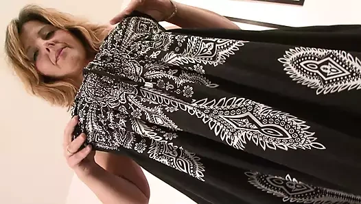 Orta yaşlı seksi kadın Maxia vajinasını büyük siyah bir yarakla genişletiyor