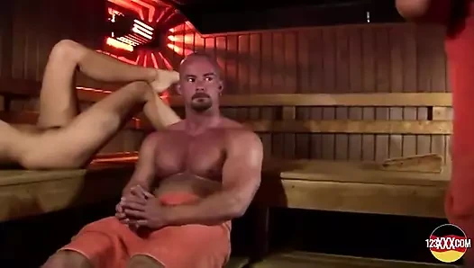 Azgın orta yaşlı seksi kadın saunada çıldırıyor