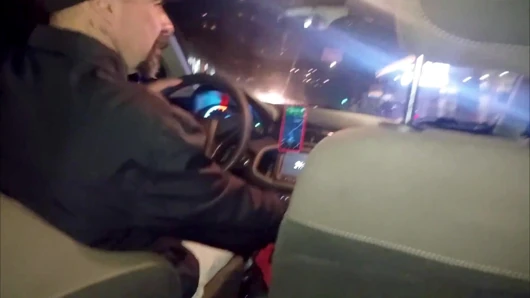 Kocam benimle seks yapmak istemiyor, külotsuz taksiye bindim ve şoför vajinamı görmek istedi!