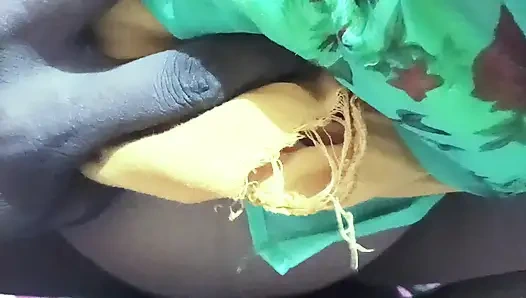 Ateşli Hintli desi kız üvey kız kardeş yatak odasında makaslıyor