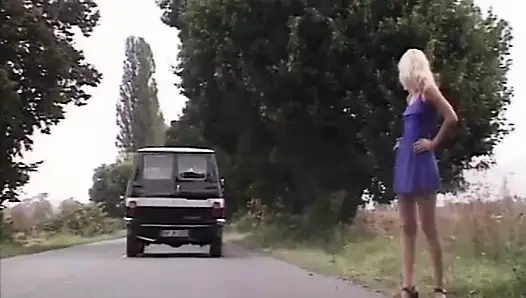 Azgın sarışın kadın açık havada arabada gerçekten azgın sikiliyor - azgın tıraşlı amcık
