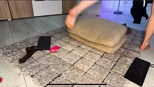 Büyük dildo ile anal sikişiyor