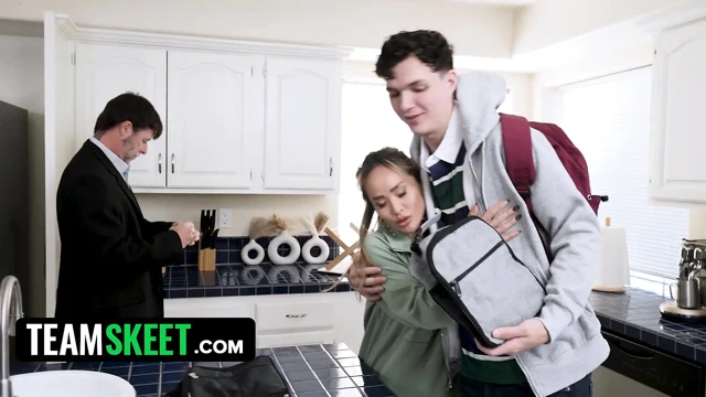 Babana komşumu siktiğimi söylemezseniz yüzümü dölle kapatmana izin veririm