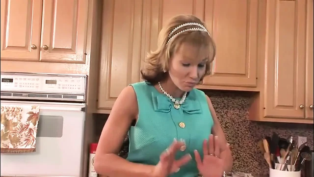 Fetiş ilişkileri zamanı - orta yaşlı seksi kadın domine ediliyor ve ağzı tıkanıyor