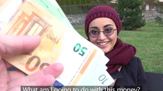 Kamu görevlisi Afgan güzel büyük bir yarakla sikişmek için para ödüyor