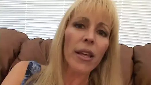 Uzun boylu sarışın onu kedi yayılır ve arkadan becerdin alır