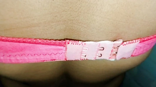 Sütyen yenge amcığını açıyor ve amını sikiyor havalı amcığını sikiyor