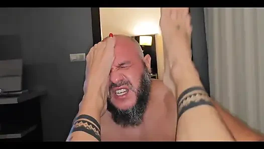 Ayakla muamele ve sert ayak fetişi