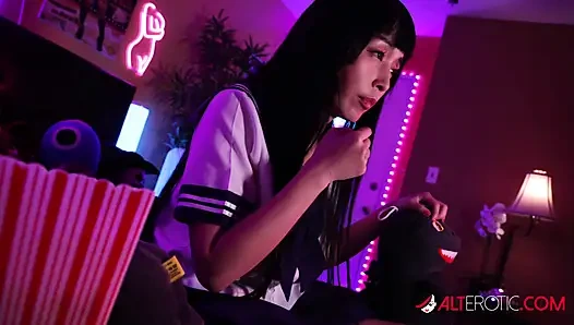 Marica Hase film izlerken tahrik oluyor