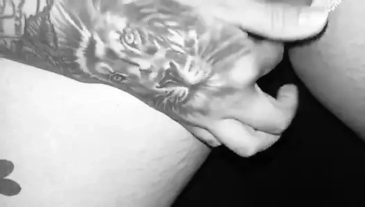 Dövme kız onun muschi ile oynamak