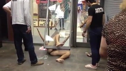 Str8 çıplak adam cam kapıdan koştu