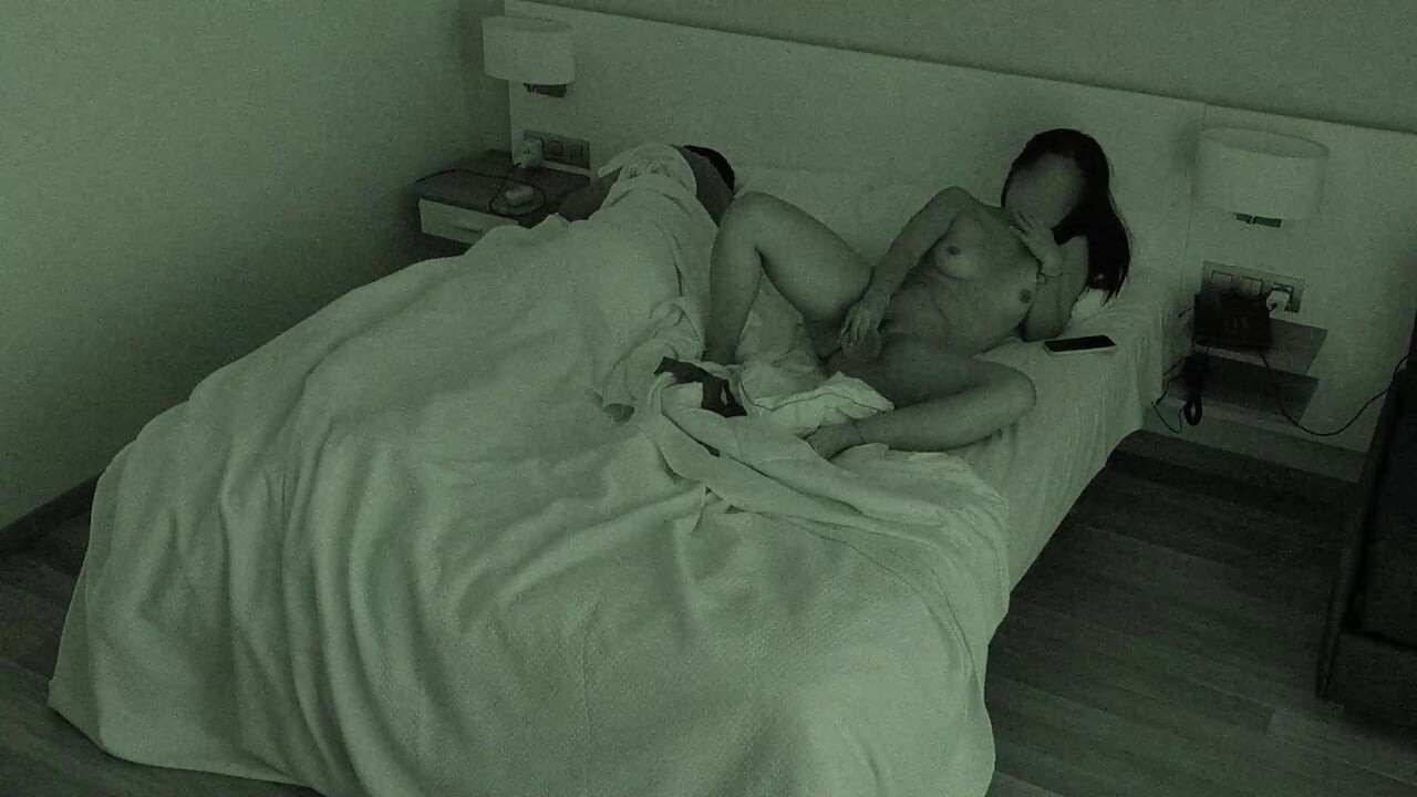 Aldatan evli kadın kocasının yanında porno izlerken mastürbasyon yapıyor. Neredeyse yakalanıyordum!!