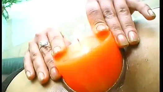 Esmer olgun sürtük yiyecek ve büyük mumla deliklerini sikerken çorap giyiyor