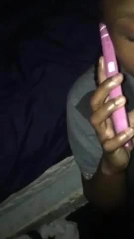 Yüz bakımı yaparken telefonda