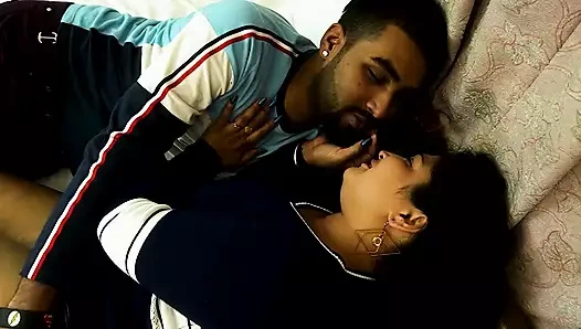Hintli edepsiz kadın sevgilisiyle sikişiyor