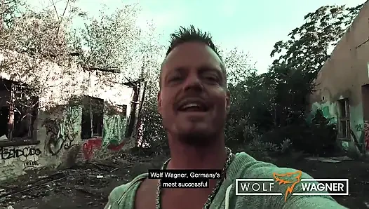 Harleen Van Hynten terk edilmiş bir yerde sert sikilmeyi seviyor! WolfWagner