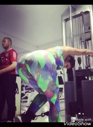 Gostosa fazendo academia(COMP).