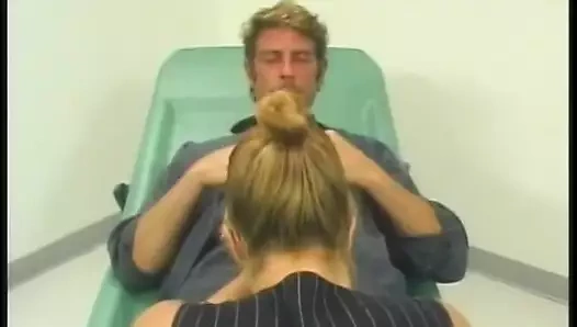 Seksi memeli sarışın doktor honey muayene odasında şişman bir yarağı emiyor ve sikiyor