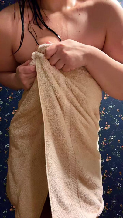 Orta yaşlı seksi kadın uzun ateşli bir duştan havlusunu bırakmaya hazır ıslak