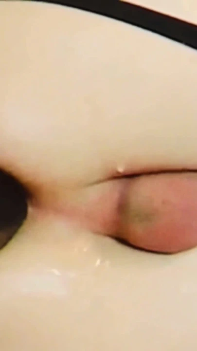 Büyük dildo kadın kılıklı fahişeyi orgazma getirdi